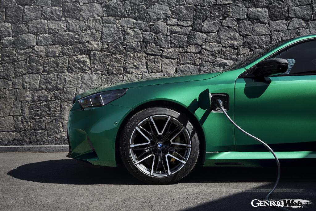 「Mハイブリッド・システム」を搭載する、新型「BMW M5」の充電シーン。