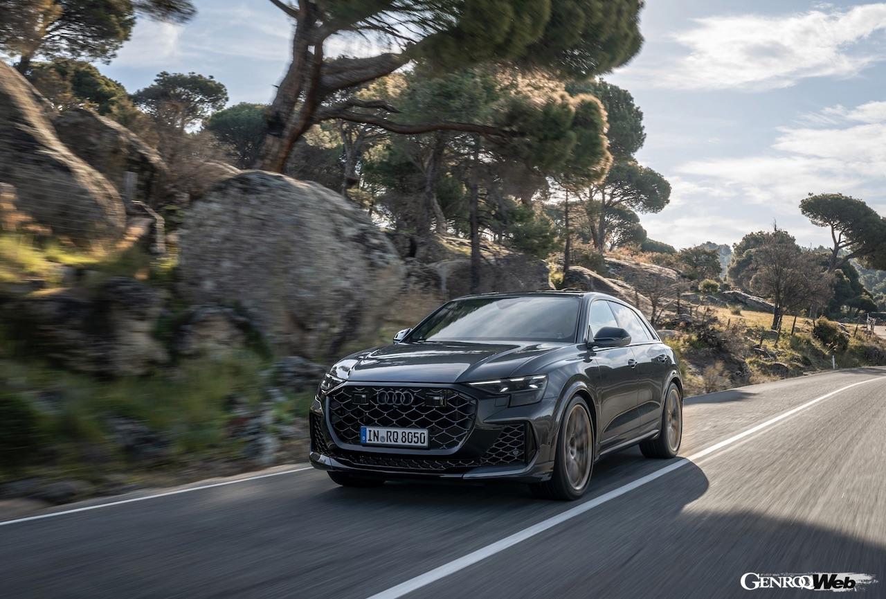 「アウディ RS Q8」改良新型の走行シーン。