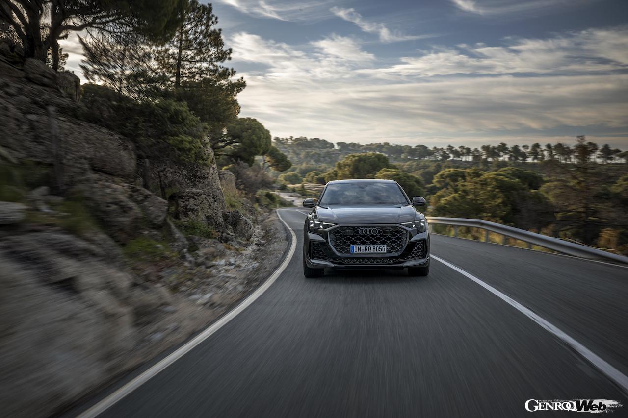 「アウディ RS Q8」改良新型の走行シーン。