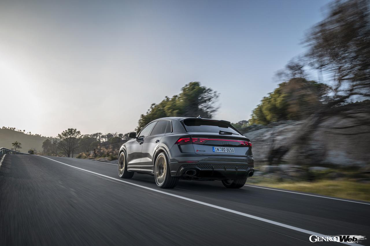 「アウディ RS Q8」改良新型の走行シーン。