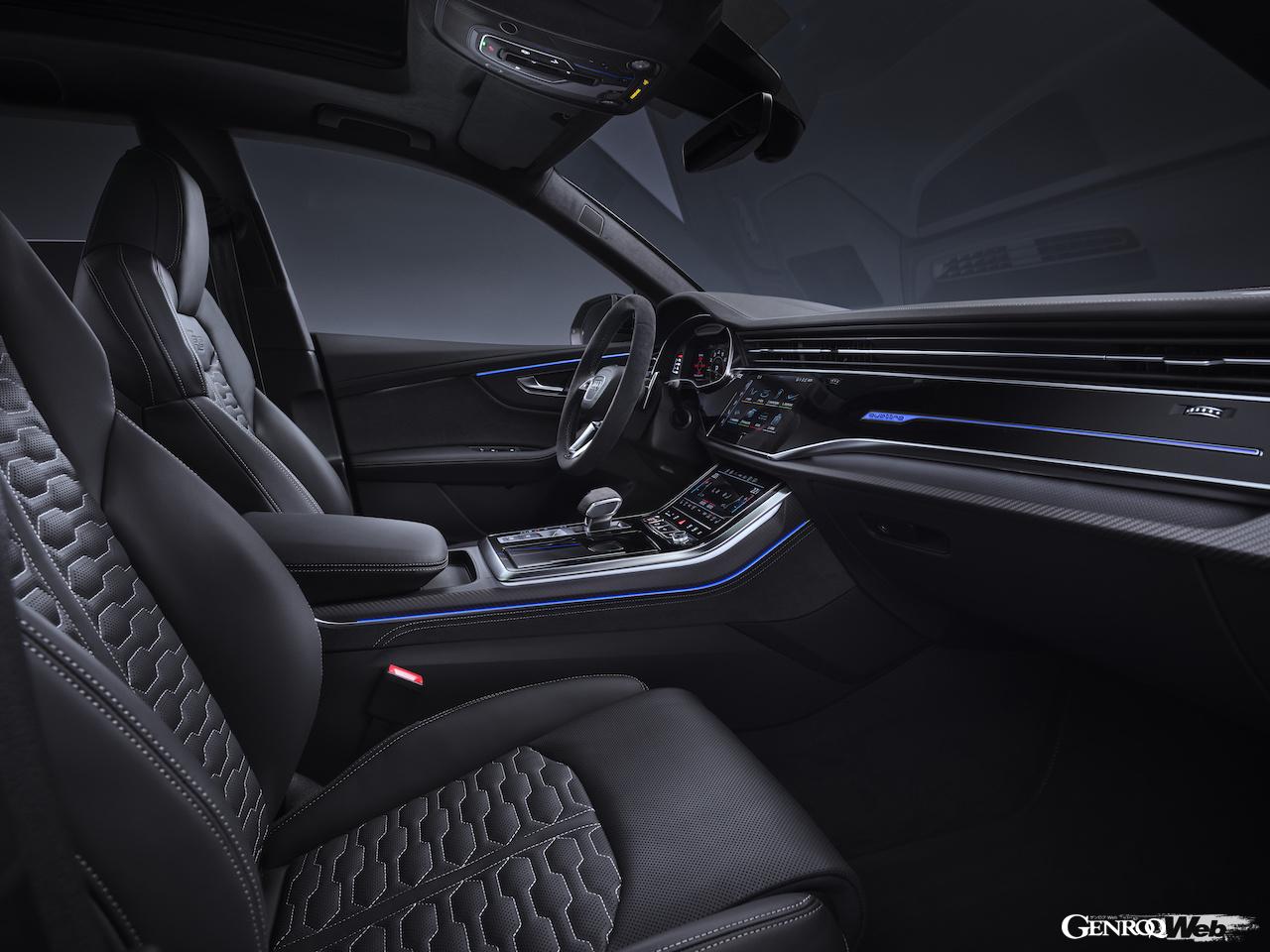 新たに追加されたトップ仕様「アウディ RS Q8 パフォーマンス」のインテリア。