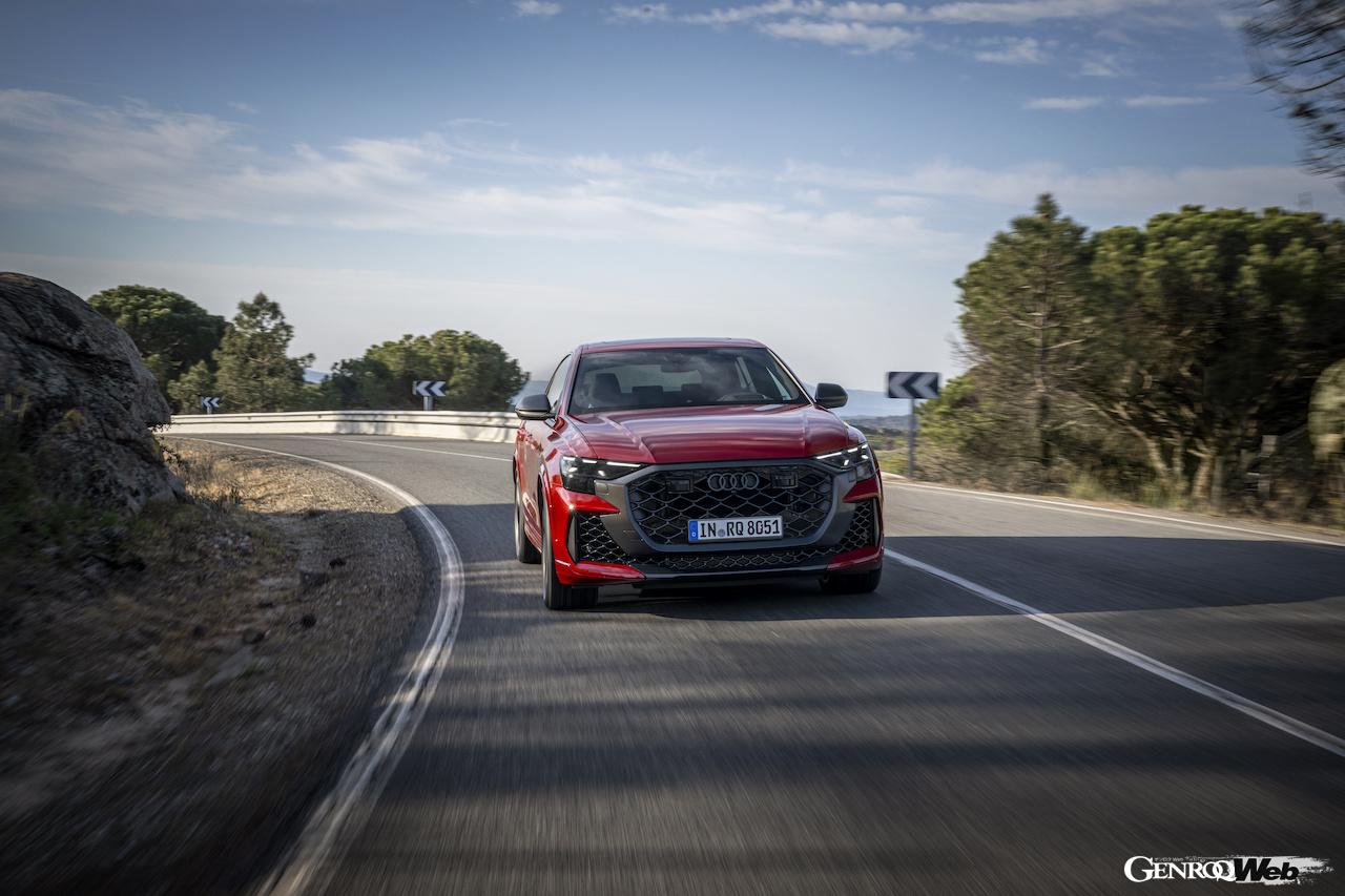 新たに追加されたトップ仕様「アウディ RS Q8 パフォーマンス」の走行シーン。