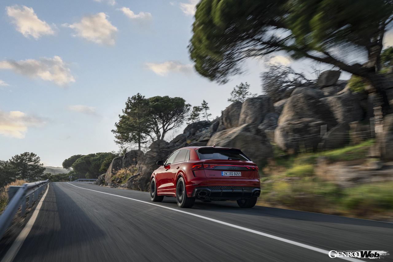 新たに追加されたトップ仕様「アウディ RS Q8 パフォーマンス」の走行シーン。