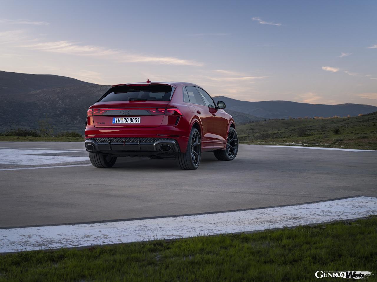 新たに追加されたトップ仕様「アウディ RS Q8 パフォーマンス」のエクステリア。