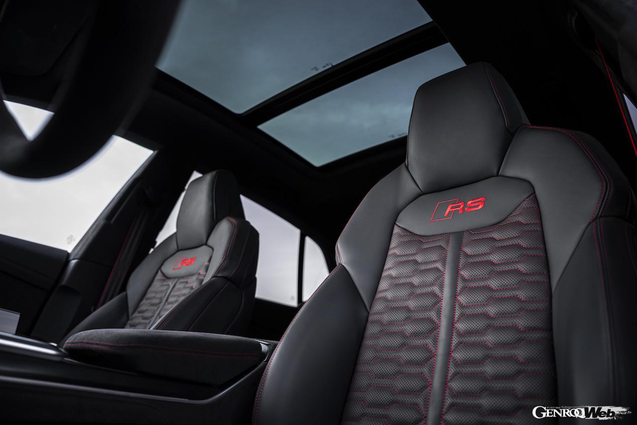 新たに追加されたトップ仕様「アウディ RS Q8 パフォーマンス」のインテリア。