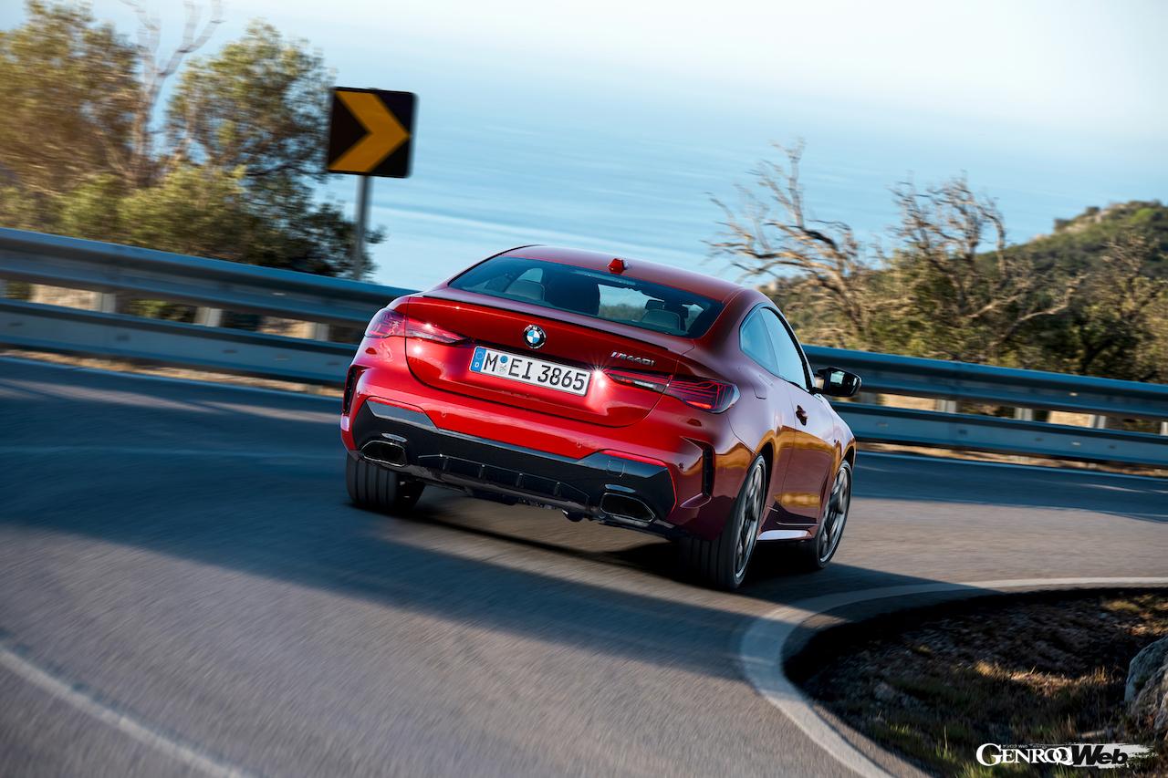「BMW 4シリーズ クーペ」改良新型の走行シーン。