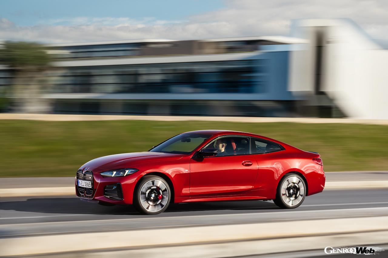 「BMW 4シリーズ クーペ」改良新型の走行シーン。