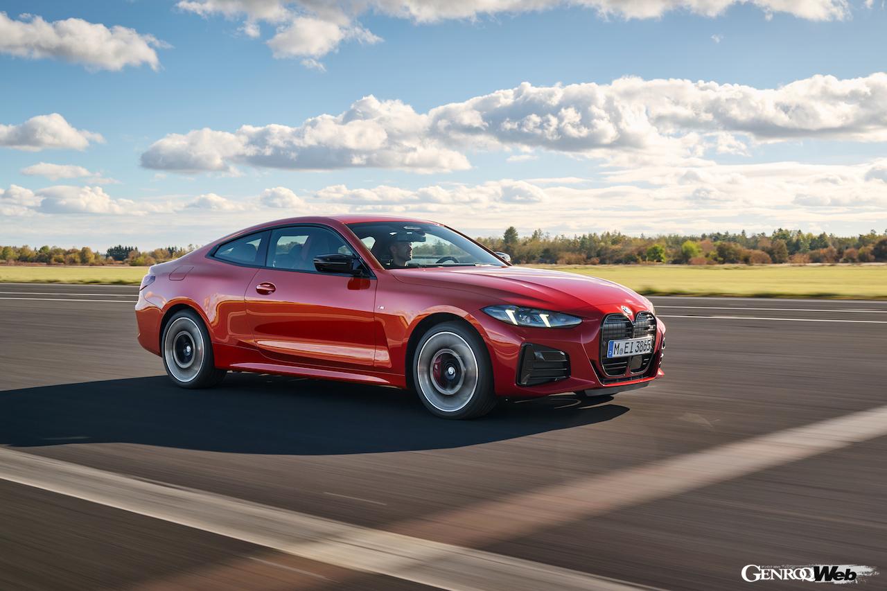 「BMW 4シリーズ クーペ」改良新型の走行シーン。