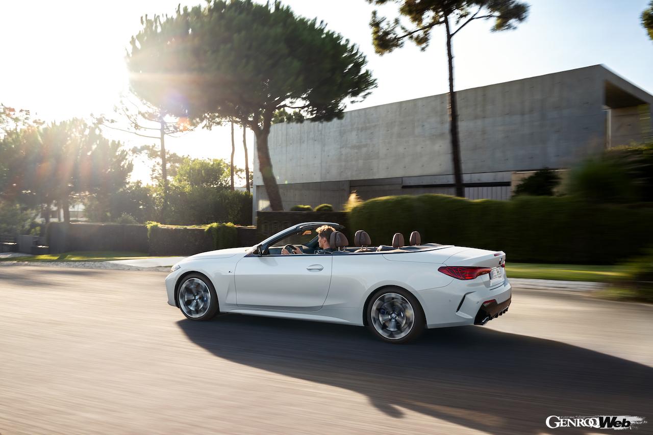 「BMW 4シリーズ カブリオレ」改良新型のの走行シーン。