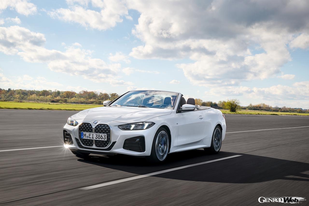 「BMW 4シリーズ カブリオレ」改良新型のの走行シーン。