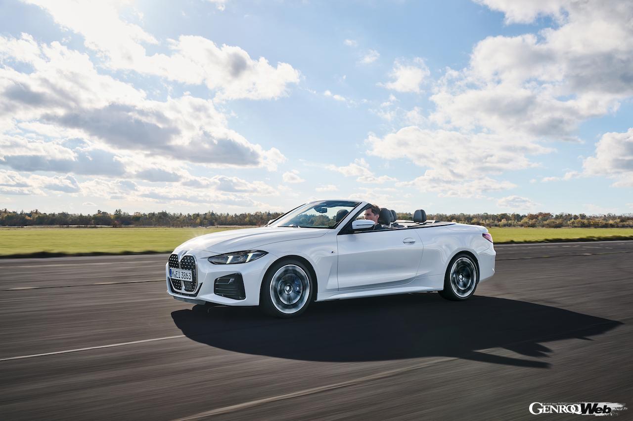 「BMW 4シリーズ カブリオレ」改良新型のの走行シーン。