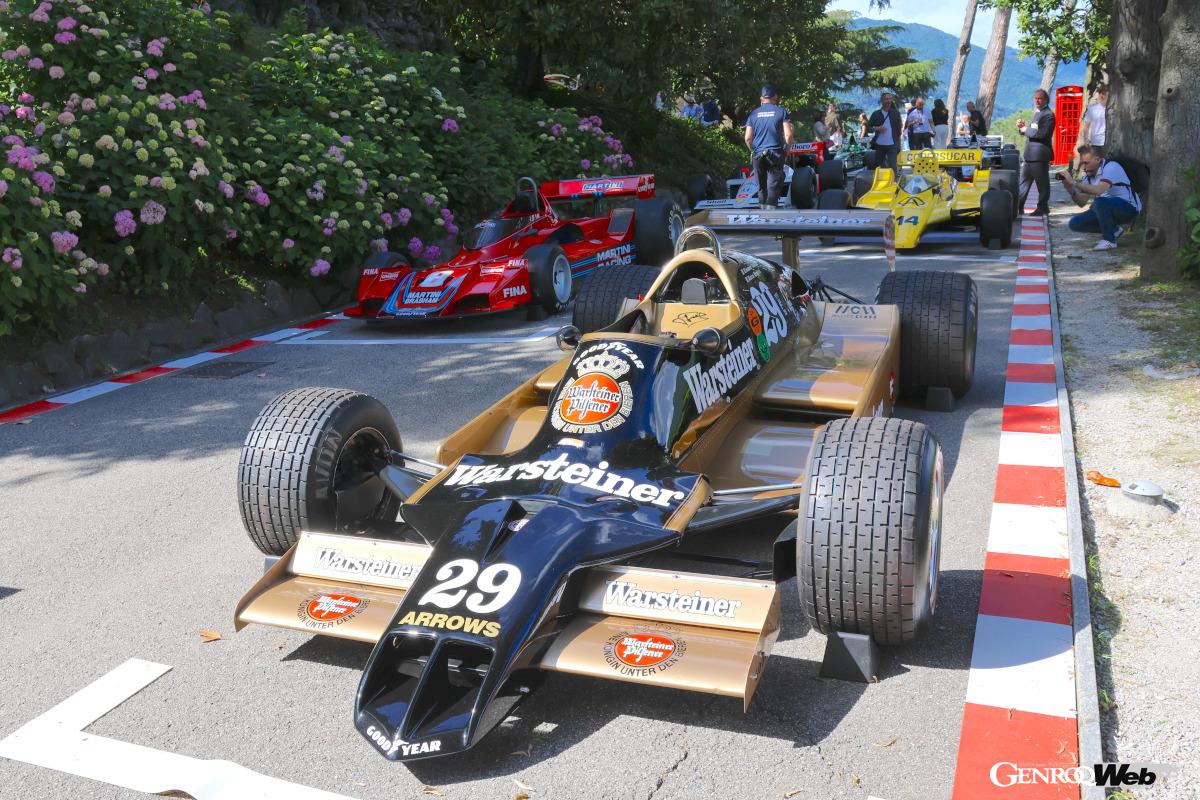 2024年5月25〜26日、コモで開催された「フォーリコンコルソ」で。2つある会場のひとつ、ヴィラ・デル・グルメッロには、英国の歴代フォーミュラカーがスターティンググリッドを模して展示された。手前はR.パトレーゼが操縦したアロウズA1b。