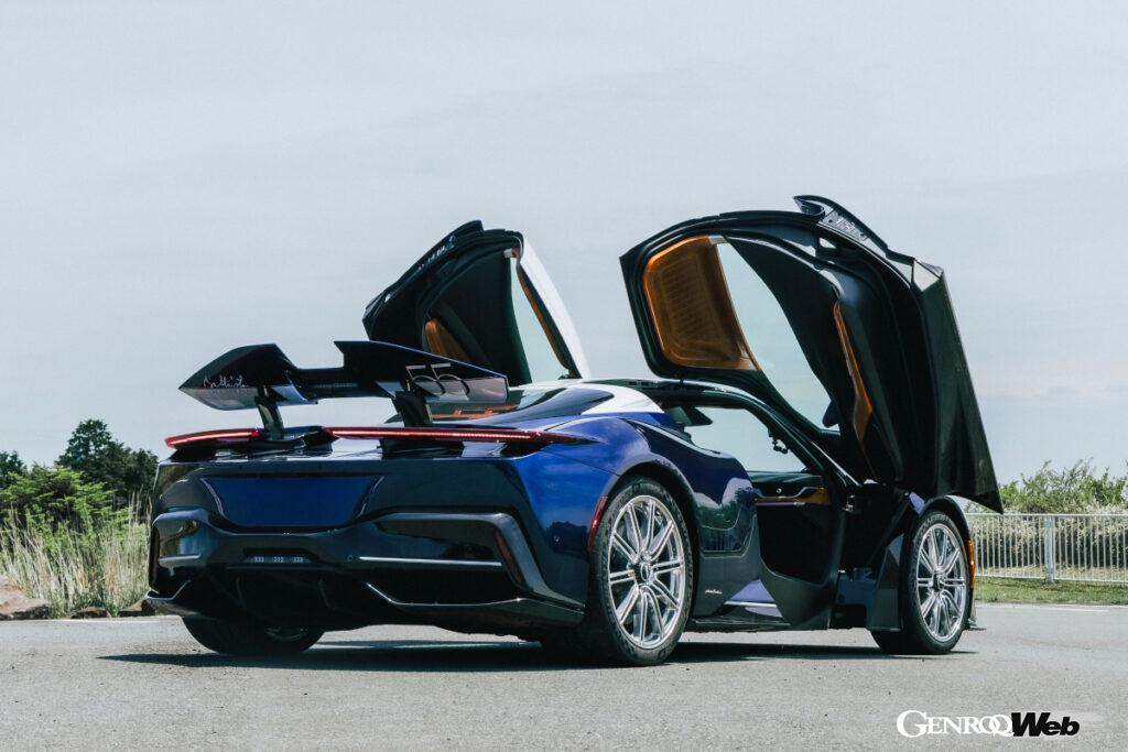 ボディ内側のスイッチを押し、ディヘドラルドアを引き上げ乗車する。