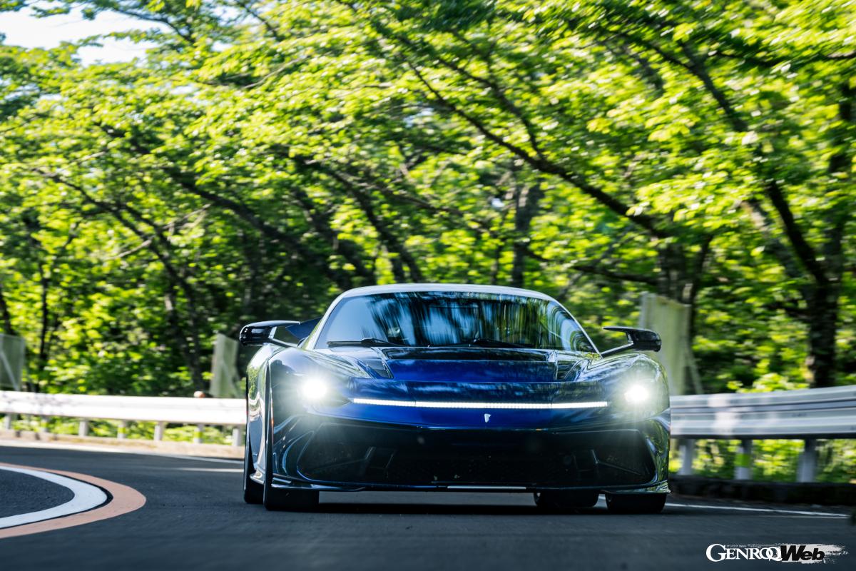 バッティスタは、走るごとに徐々にクルマが運転者の運転を学習し、制御を最適化することで運転しやすくなるという学習機能を備える。