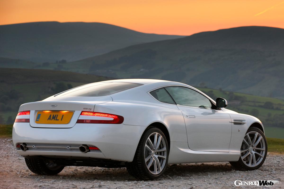 上方に12度の角度をつけて開くスワンウィングドアを持つクラシカルでモダンなボディ。