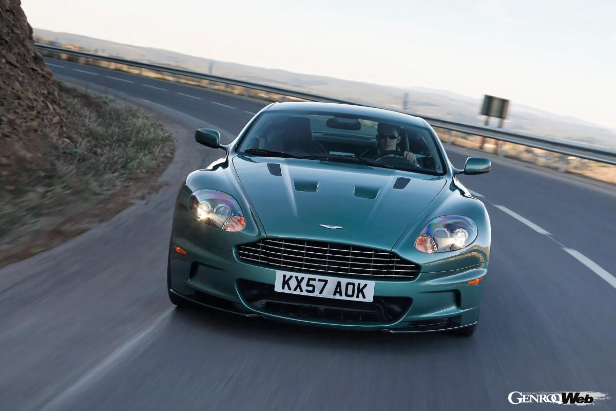 ボンドカーとほぼ同じスタイルで登場した「DBS」。2007年8月のペブルビーチ・コンクール・デレガンスで初公開され、9月のフランクフルト・ショーで正式に発表された。