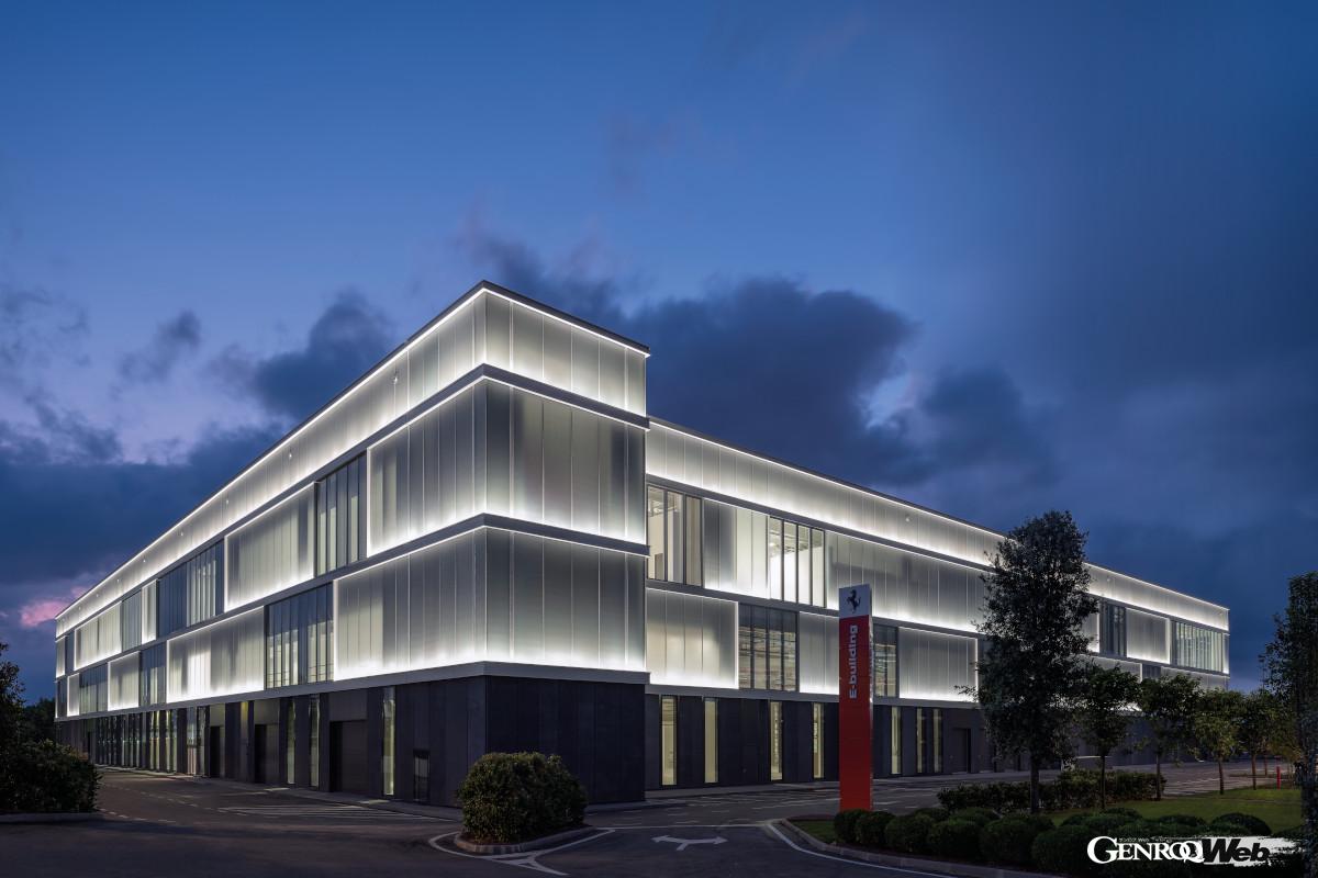 外観は光るランタンを想起させるe-ビルディング。