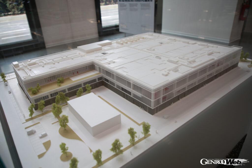 e-ビルディングの屋根には、3000枚を超える太陽光パネルが設置され、1.3MWの電力を発電という。