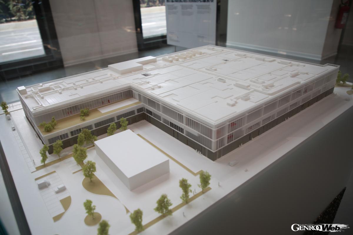 e-ビルディングの屋根には、3000枚を超える太陽光パネルが設置され、1.3MWの電力を発電という。