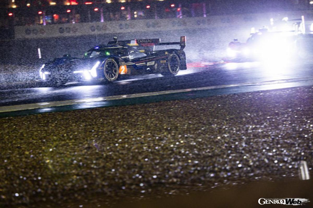 日没後も激しい雨が続き、セーフティカーが入る時間は長かった。