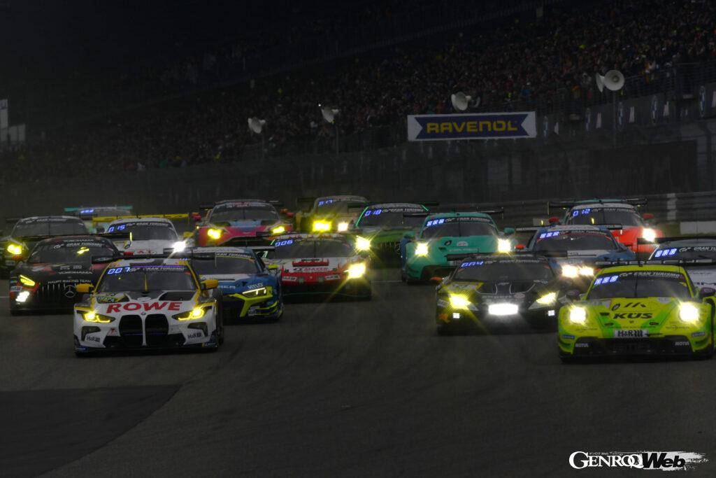 フォーメーションラップ後すぐタイヤチェンジでピットインをするチームが多々。