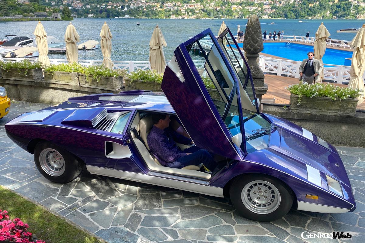 湖畔でパレードの順番を待つ1976年ランボルギーニ・カウンタックLP400。