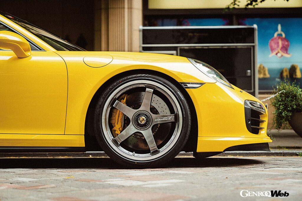 アドバン・レーシングGTの中にはポルシェ専用を謳った“for PORSCHE”が存在する。マカン用（P.C.D.112.0）を除けばP.C.D.130およびセンターロックを前提にした、無駄のない設計手法がその造形から見て取れる。抑揚のあるディープリム＆コンケーブ、大径ブレーキを飲み込むためのバレルリムの採用など工夫は多岐にわたる。ポルシェ純正センターロックを研究し尽くして同一形状としたセンターロックには絶大なる信頼感がある。