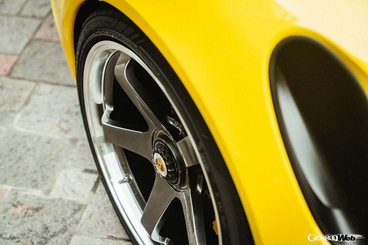 アドバン・レーシングGTの中にはポルシェ専用を謳った“for PORSCHE”が存在する。マカン用（P.C.D.112.0）を除けばP.C.D.130およびセンターロックを前提にした、無駄のない設計手法がその造形から見て取れる。抑揚のあるディープリム＆コンケーブ、大径ブレーキを飲み込むためのバレルリムの採用など工夫は多岐にわたる。ポルシェ純正センターロックを研究し尽くして同一形状としたセンターロックには絶大なる信頼感がある。