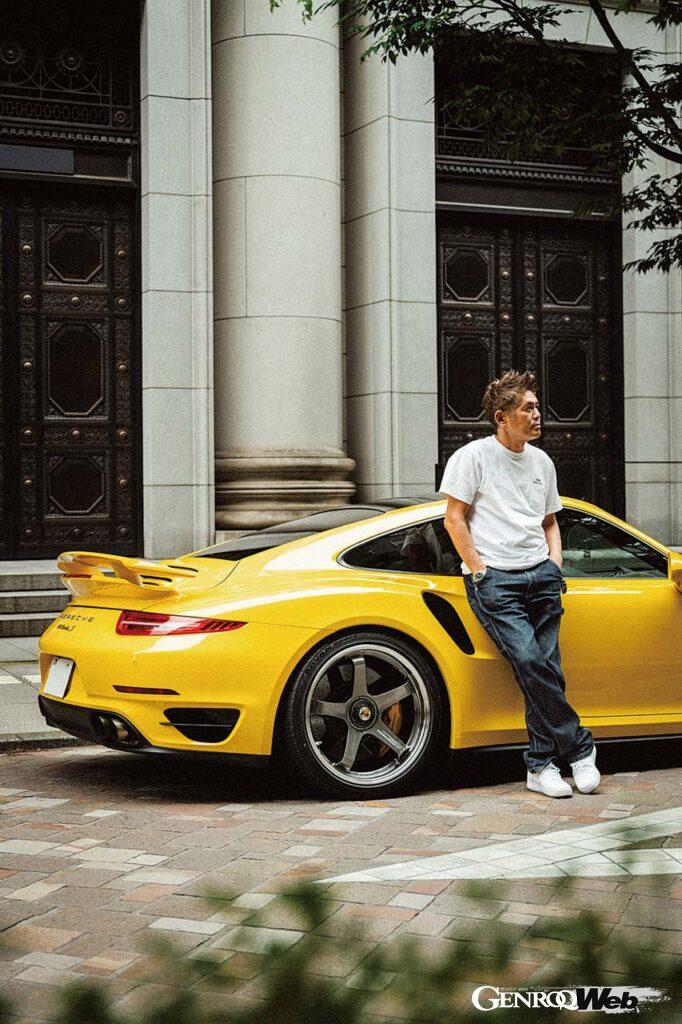 レーシングドライバーにして各種メディアのコメンテーターとしても活動する織戸 学選手は、最近この991型911ターボSを手に入れた。普段使いを許容しながら、その気になれば公道最速とも言えるターボがお気に入りのようだ。彼はドライバーとしてのキャリアのほとんどを“アドバン”と共に過ごしてきた。だからこそいつも全幅の信頼を置き、仕事やプライベート問わず、タイヤ、ホイールともに率先してアドバンブランドを選んできた。