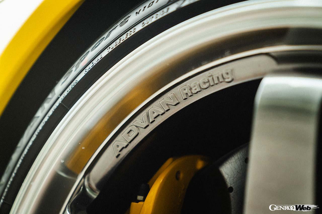 レーシングドライバーにして各種メディアのコメンテーターとしても活動する織戸 学選手は、最近この991型911ターボSを手に入れた。普段使いを許容しながら、その気になれば公道最速とも言えるターボがお気に入りのようだ。彼はドライバーとしてのキャリアのほとんどを“アドバン”と共に過ごしてきた。だからこそいつも全幅の信頼を置き、仕事やプライベート問わず、タイヤ、ホイールともに率先してアドバンブランドを選んできた。