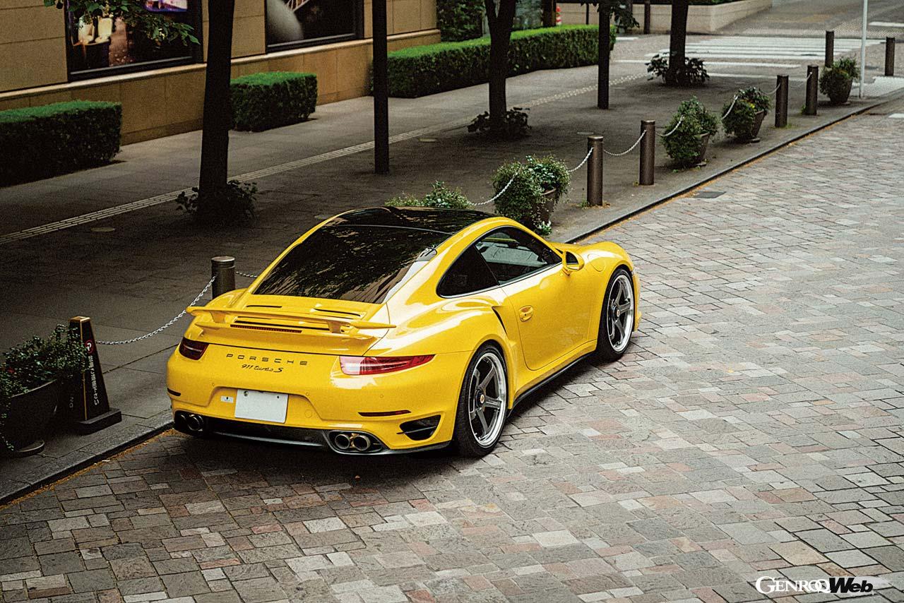 レーシングドライバーにして各種メディアのコメンテーターとしても活動する織戸 学選手は、最近この991型911ターボSを手に入れた。普段使いを許容しながら、その気になれば公道最速とも言えるターボがお気に入りのようだ。彼はドライバーとしてのキャリアのほとんどを“アドバン”と共に過ごしてきた。だからこそいつも全幅の信頼を置き、仕事やプライベート問わず、タイヤ、ホイールともに率先してアドバンブランドを選んできた。