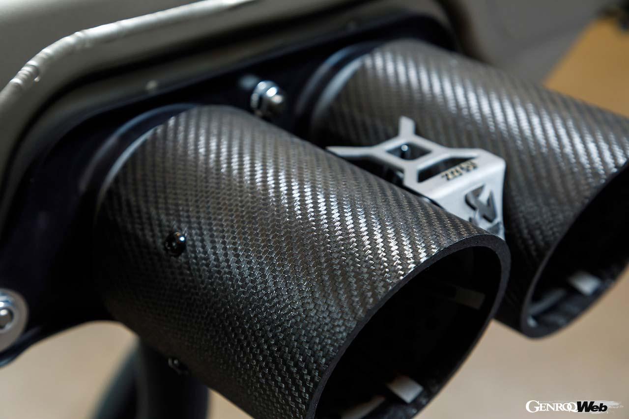 テールパイプのアウタースリーブはCMC製。チタンよりも約50％軽量で、なおかつ1000度という高温にも耐えうる素材だ。