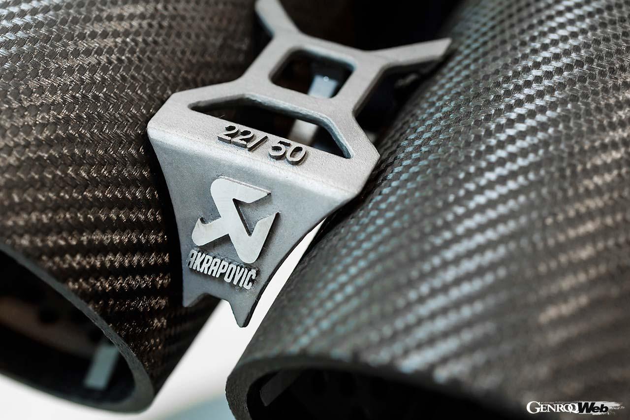 2本のテールパイプをつなぐ部分にはブランドロゴとシリアルナンバーが刻まれる。50本のみの限定生産であることがわかる。