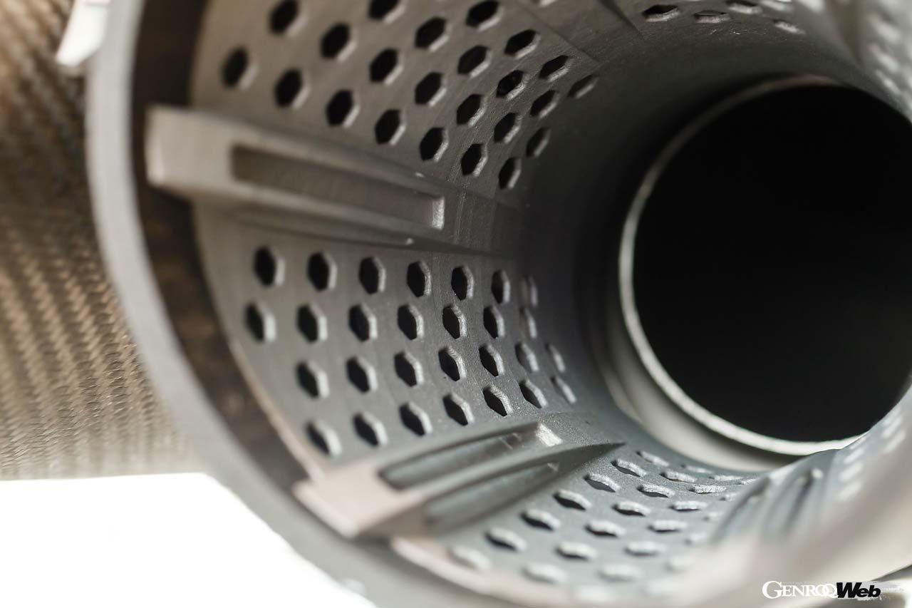 テールパイプ内側は3Dプリントとサンドブラスト加工を駆使した複雑なもの。