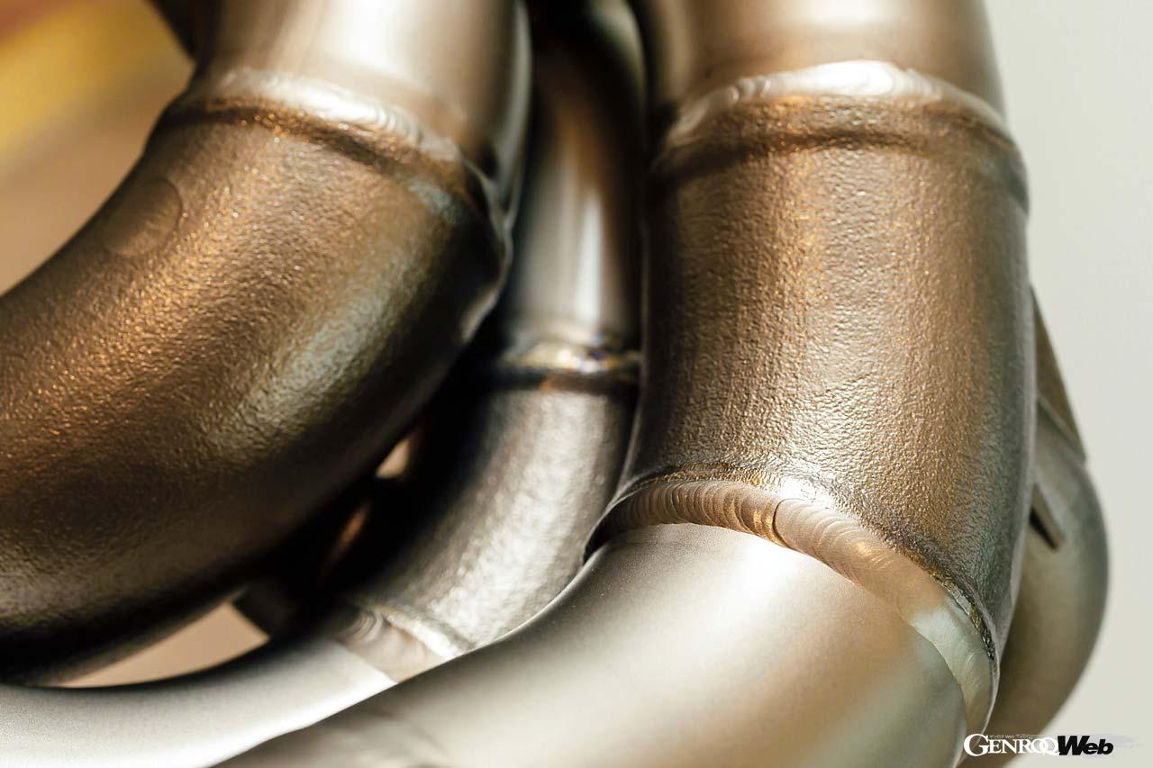 チタンエキゾーストの曲げ部分は機械加工と職人技との融合となる。曲率によって異なるチタン合金が使い分けられている。