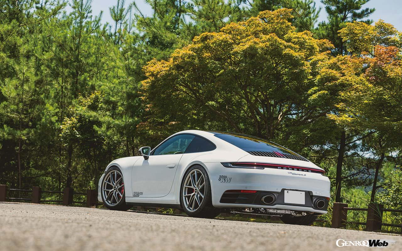 チタンエキゾーストを武器に成長するアクラポヴィッチは、常にポルシェに寄り添い、ともに高め合ってきた。先ごろ、その象徴的事例にして記念限定モデルが登場した。世界限定50セット限りのGT3 RS用リミテッドエディションである。