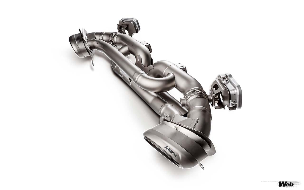 GT3系に限らず通常のカレラ/カレラSに対してもアクラポヴィッチは手を抜かない。一例として992型カレラ系に用意されるスリップオンラインがある。マフラーエンド部分のみを置き換えるものながら、確かな性能向上が見込めるうえ官能的なサウンドを奏でる。