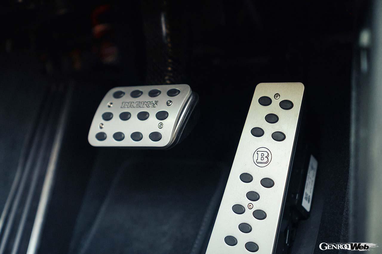 ブレーキおよびアクセルペダルもブラバス仕様に。