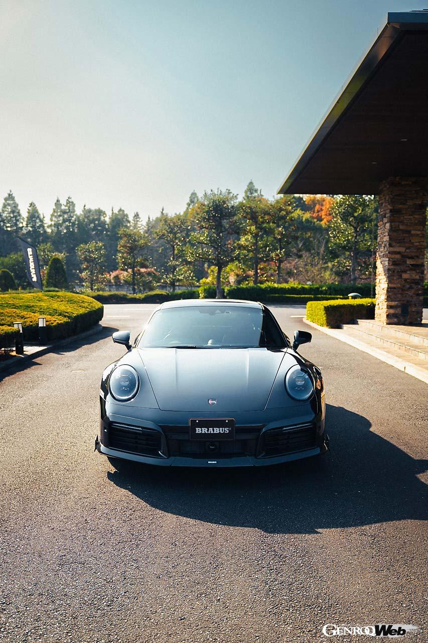 メルセデスチューナーのブラバスが、ポルシェとロールス・ロイスのコンプリートカーを展示して話題をさらったのは2023年の東京オートサロンのこと。大胆な方向転換だと思ったが、既存顧客から熱いリクエストを受けて実現したそうだ。ポルシェチューナーは他にもあるが、ブラバス独自の世界観が凝縮された実車に出会った。