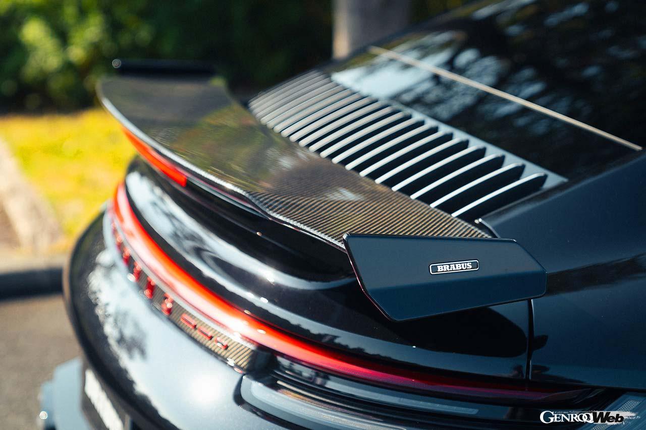 立体的かつ適度なボリュームが美しいウイングは純正の機構が活かせるよう設計されている。