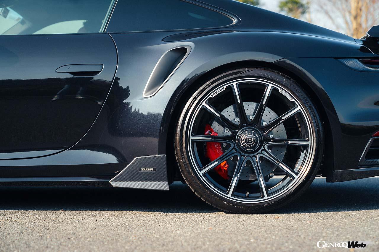 サイドパーツはカーボンの翼端板のみ。タイヤはサイドウォールの丸みが特徴的なミシュランパイロットスポーツ4S(前21インチ 後22インチ)を組み合わせた。