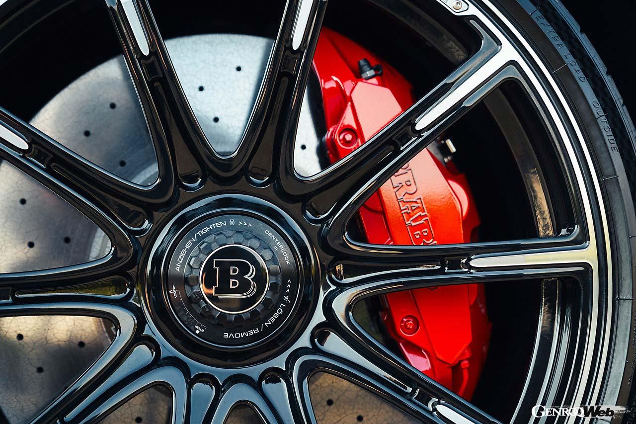 ブラバスオリジナルの鍛造ホイールおよびキャリパー。センターロックにも対応している。