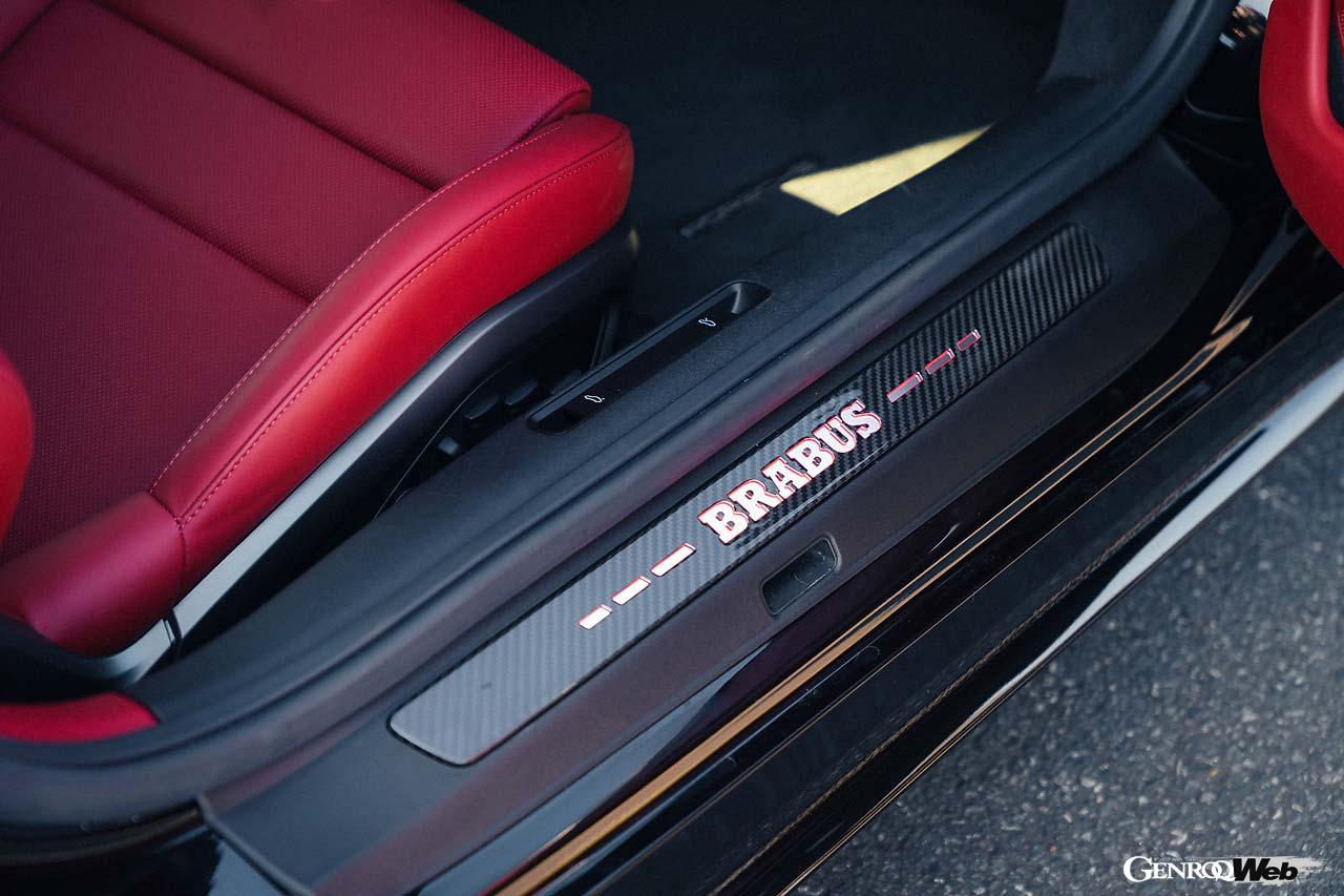 ドアを開けてすぐに目に飛び込んでくるのがスカッフプレート。これは純正LEDスカッフプレートのみに適合する。