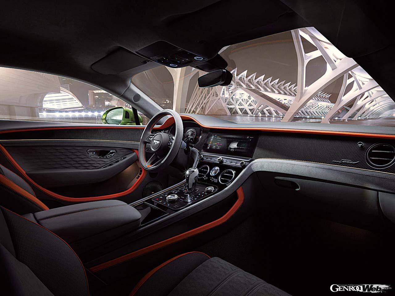 インテリアの意匠はほぼ変化はないが、周囲の5台のクルマを追跡しながら、ステアリング以外のすべての操作を行う新開発のACCや進化したインフォテイメントシステムを採用する。