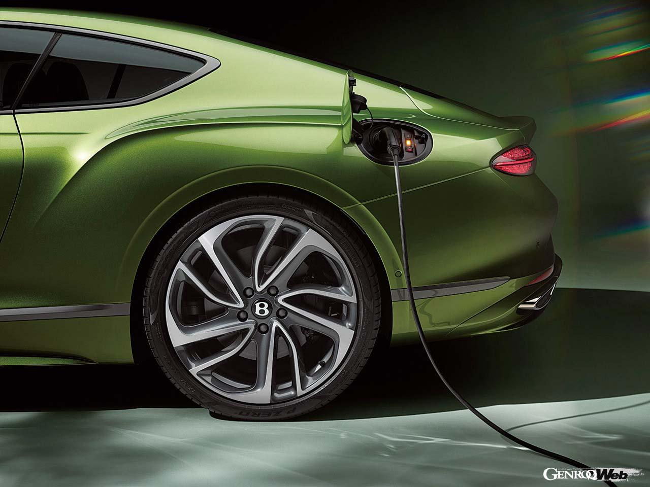 今回のハイブリッド化により、新たに給電口が左リヤに設けられた。