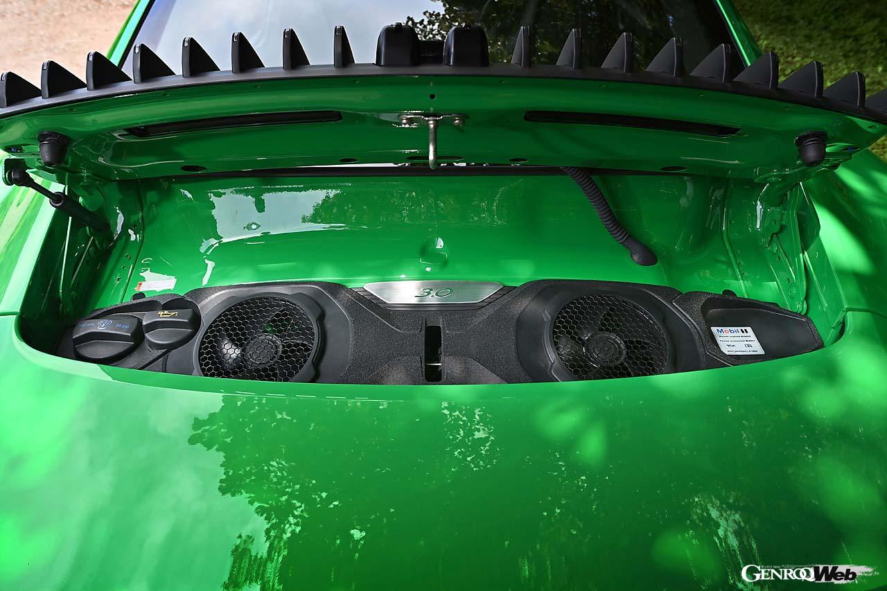 911カレラTが積む水平対向6気筒エンジンは、ベーシックなカレラ系と同じスペックの3.0リッターツインターボとなる。最高出力は385PS/6500rpm、最大トルクは450Nm/1950～5000rpm。