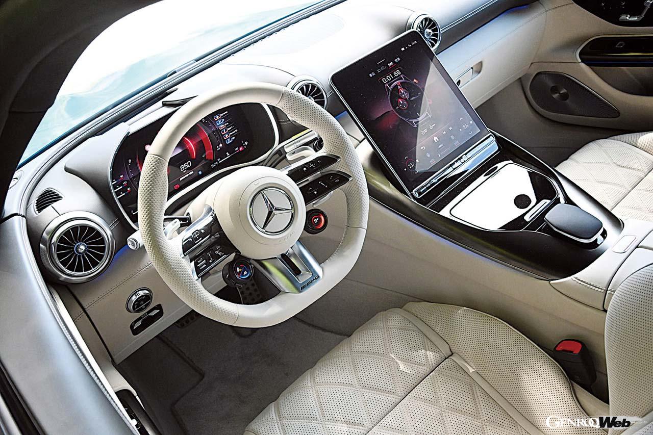 新たにSLと基本コンポーネンツを共有する形で登場した新型AMG GT。軽量さを売りのひとつにしていた先代とは異なり、新型は前後可変トルク配分が可能な4WDシステム、油圧によってロールを制御するアクティブサスペンション、俊敏さと安定性を両立する後輪操舵機構など、向上したパワーをハイテクで御す姿勢が窺える。インテリアもSLに準じ、先代よりラグジュアリーな雰囲気に。基本は2シーター、リヤシートは無償オプションで、装着すると車重が130kg増加する。