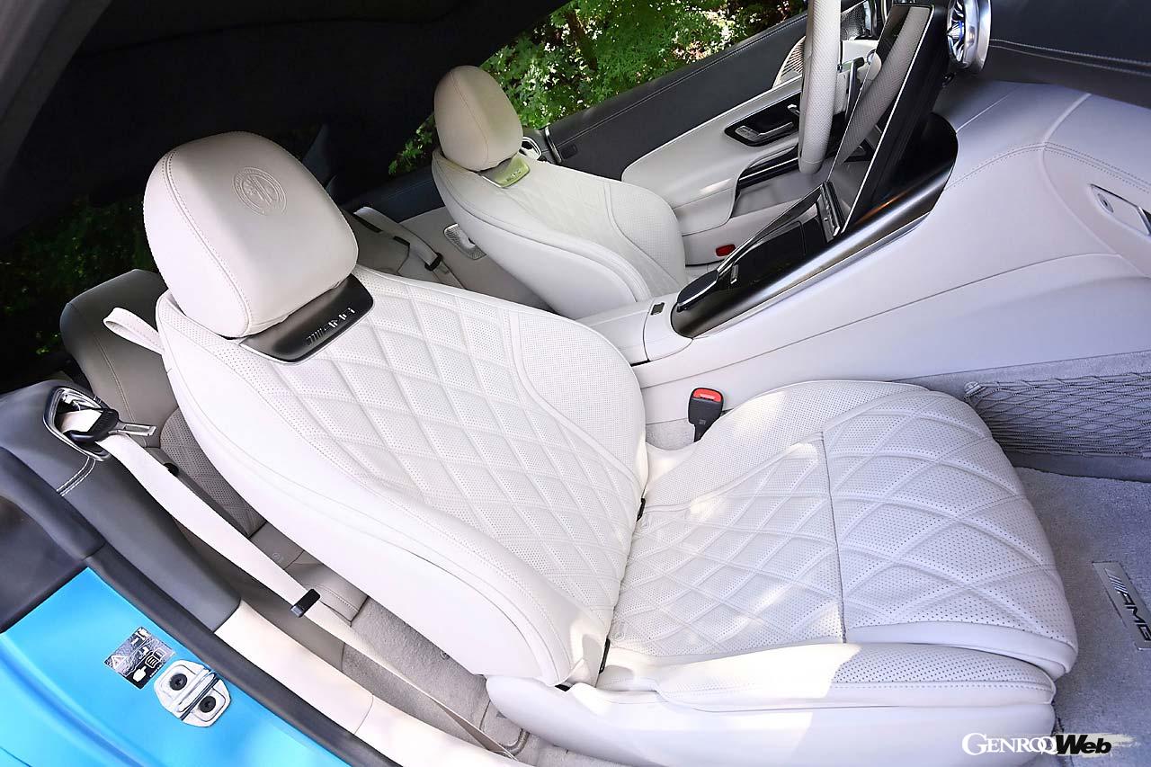 新たにSLと基本コンポーネンツを共有する形で登場した新型AMG GT。軽量さを売りのひとつにしていた先代とは異なり、新型は前後可変トルク配分が可能な4WDシステム、油圧によってロールを制御するアクティブサスペンション、俊敏さと安定性を両立する後輪操舵機構など、向上したパワーをハイテクで御す姿勢が窺える。インテリアもSLに準じ、先代よりラグジュアリーな雰囲気に。基本は2シーター、リヤシートは無償オプションで、装着すると車重が130kg増加する。