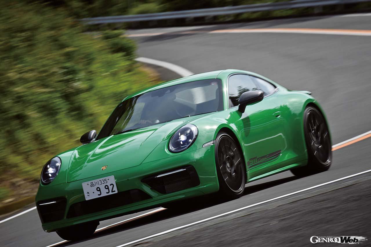 ベーシックなカレラと高性能版カレラSの中間に位置するカレラT。「T」はツーリングを意味し、遮音材やリヤシートを省略するとともにスポーツサスペンションやスポーツクロノパッケージ、トルクベクタリングシステムなど、通常はオプションとなる走りのメカニズムを標準装備、ピュアにスポーツ性を追求している。試乗車は後輪操舵システム（37万5000円）やスポーツデザインパッケージ（67万2000円）をオプション装着した個体だった。