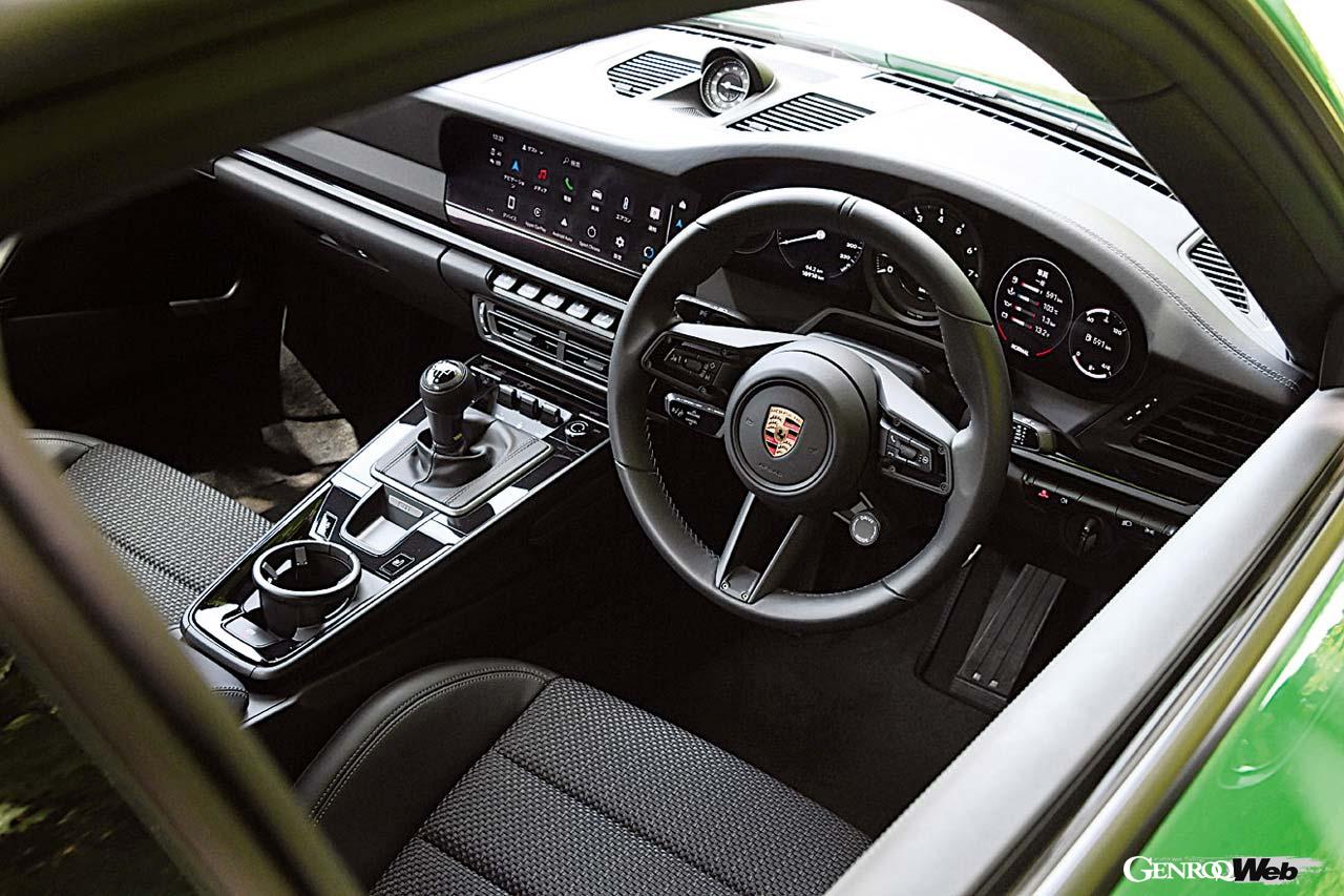 ベーシックなカレラと高性能版カレラSの中間に位置するカレラT。「T」はツーリングを意味し、遮音材やリヤシートを省略するとともにスポーツサスペンションやスポーツクロノパッケージ、トルクベクタリングシステムなど、通常はオプションとなる走りのメカニズムを標準装備、ピュアにスポーツ性を追求している。試乗車は後輪操舵システム（37万5000円）やスポーツデザインパッケージ（67万2000円）をオプション装着した個体だった。